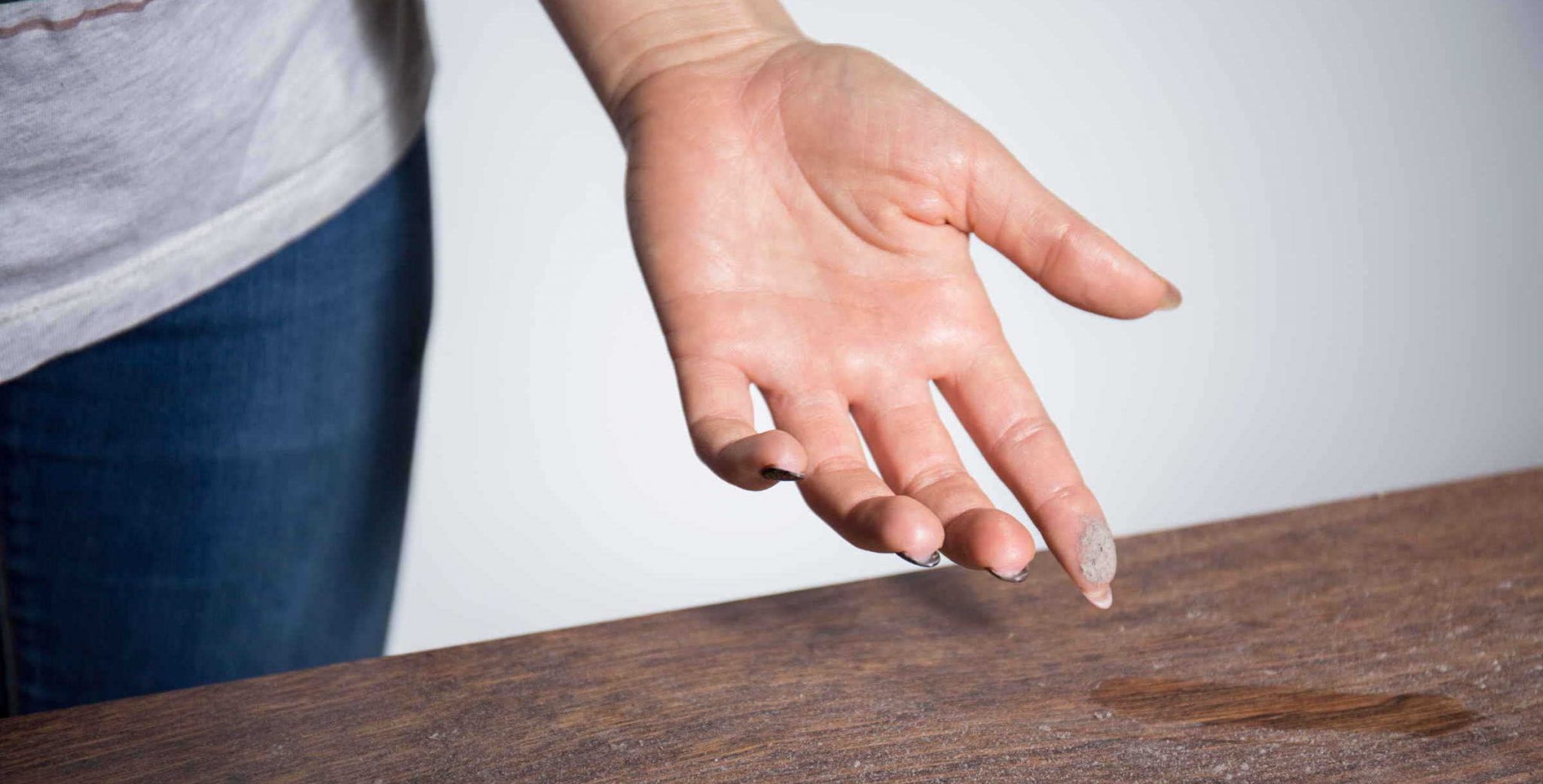 woman's hand with dusts in her finger